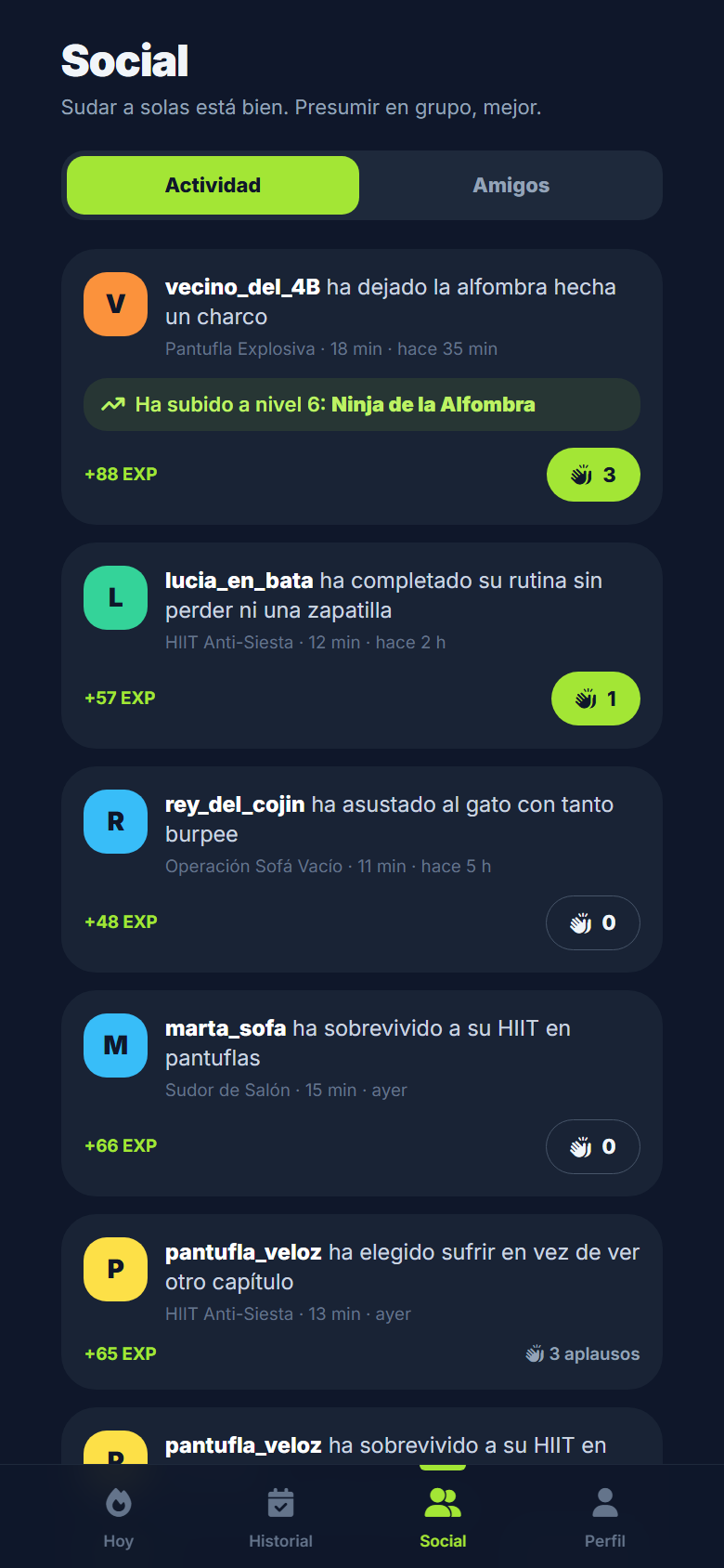 Feed social de PantuFIT con la actividad de los amigos y botones de aplauso